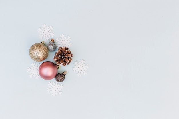 Foto grátis baubles brilhantes com flocos de neve