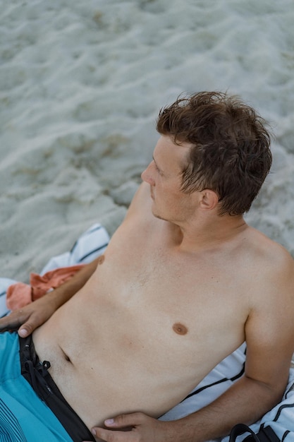 Beach Miami Florida EUA, um jovem descansando na praia em uma espreguiçadeira.