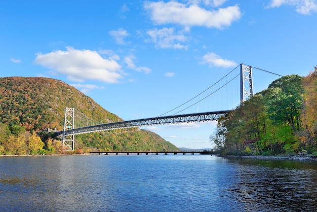 Bear Mountain com o Rio Hudson e ponte no outono com folhagem colorida e reflexo da água.