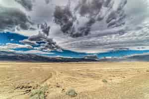 Foto grátis beautiful of a badwater, death valley na califórnia, eua sob um céu nublado