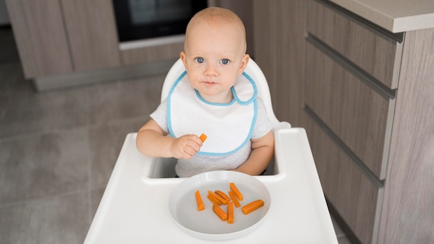 Foto grátis bebê adorável brincando com comida