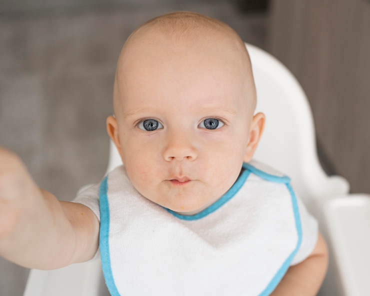 Foto grátis bebê adorável brincando com comida