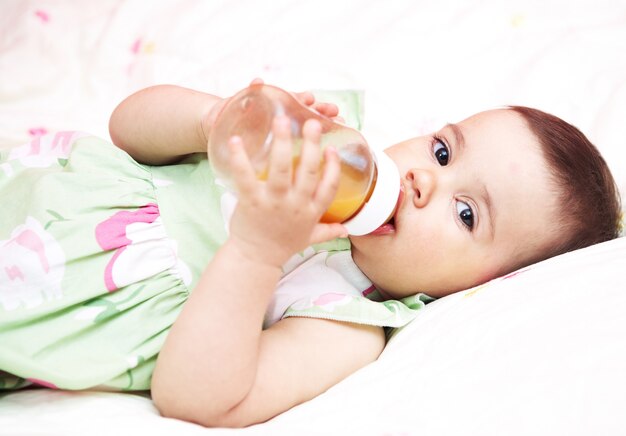 Bebé bebendo água da mamadeira