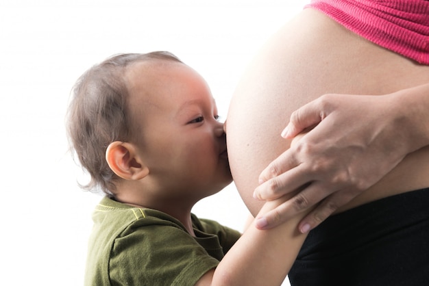 Bebê beijo mulher grávida