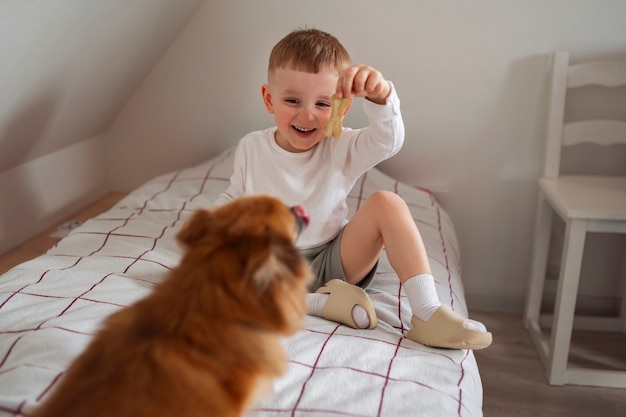 Foto grátis bebê brincando com cachorro