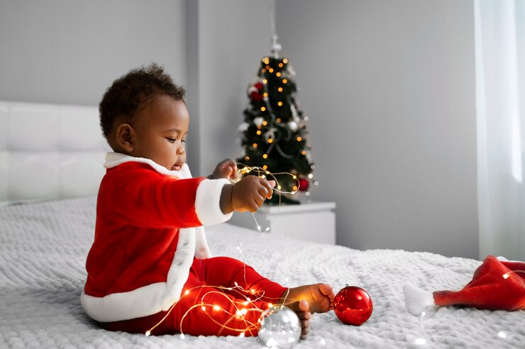 Foto grátis bebê brincando com vista lateral de luzes de natal