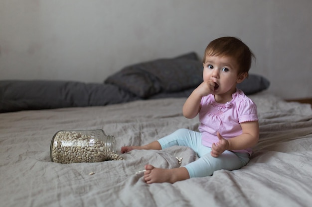 Bebê brincando na cama de feijão estilo de vida de brinquedos naturais de desenvolvimento precoce