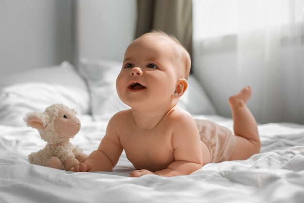 Foto grátis bebê com bicho de pelúcia