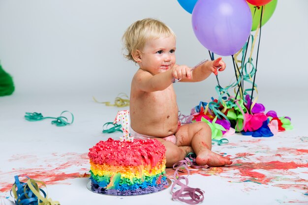 Bebé comemorando seu primeiro bithday com bolo gourmet e ba