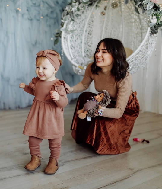 Foto grátis bebê dando seus primeiros passos e mãe orgulhosa