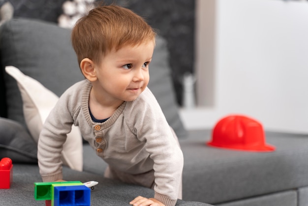 Foto grátis bebê dando seus primeiros passos