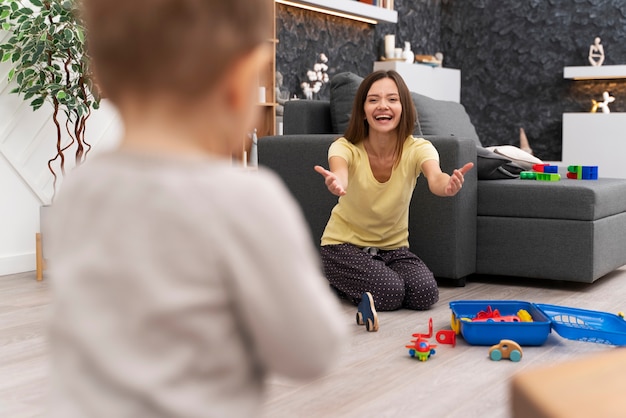 Foto grátis bebê dando seus primeiros passos