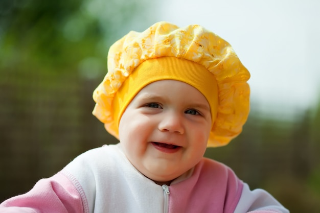 Foto grátis bebé feliz contra a luz solar