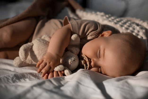 Foto grátis bebê fofo com brinquedo de pelúcia