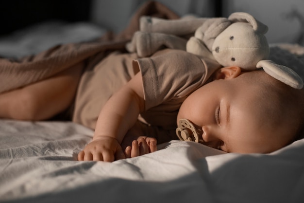 Foto grátis bebê fofo com brinquedo de pelúcia