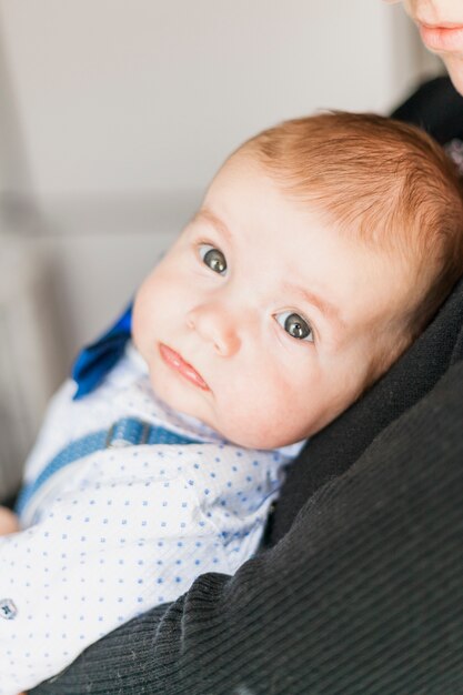 Bebê fofo e elegante usando gravata borboleta