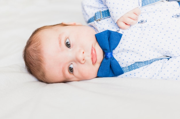 Foto grátis bebê fofo e elegante usando gravata borboleta