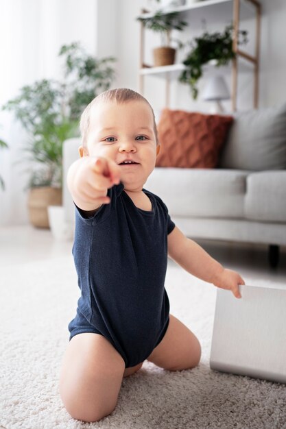 Bebê fofo indo para seus primeiros passos