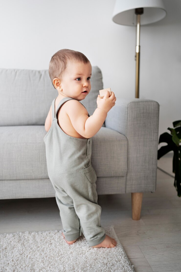 Foto grátis bebê fofo indo para seus primeiros passos
