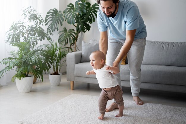 Bebê fofo indo para seus primeiros passos