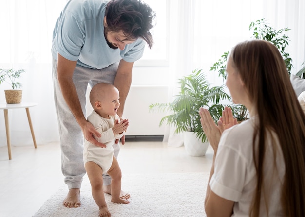 Bebê fofo indo para seus primeiros passos