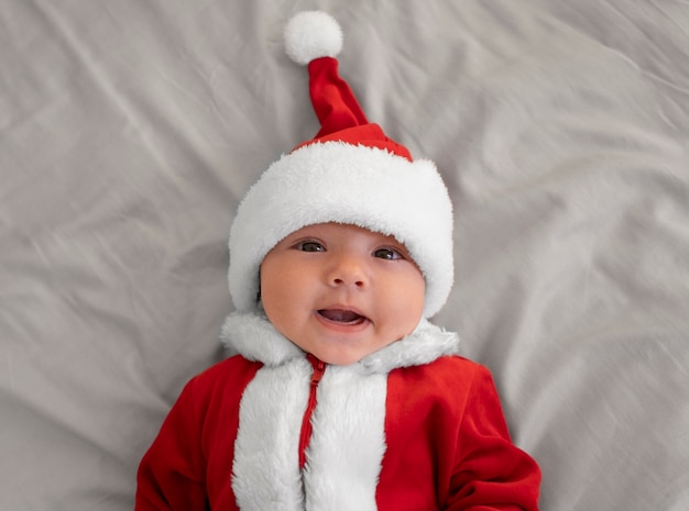 Bebê fofo vestido com roupas de papai noel