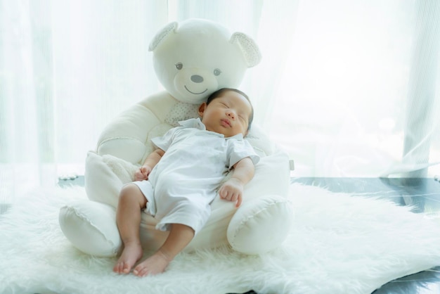 Bebê infantil fofo dorme com doce sonho e cama branca e tranquila