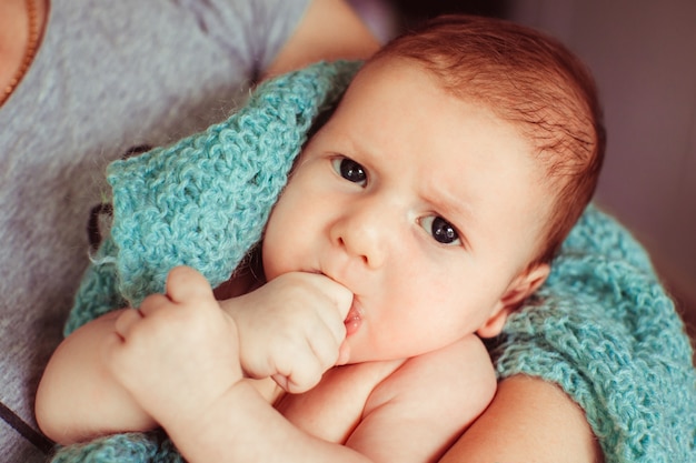 Foto grátis bebê irritado encontra-se nos braços da mãe