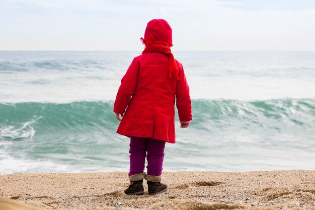 Foto grátis bebê no dia frio e ventoso