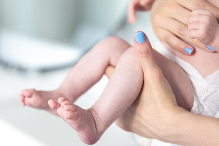 Foto grátis bebê recém-nascido em closeup de pernas de mãos de mães
