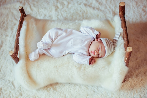 Foto grátis bebê recém-nascido incrível e doce dorme na cama