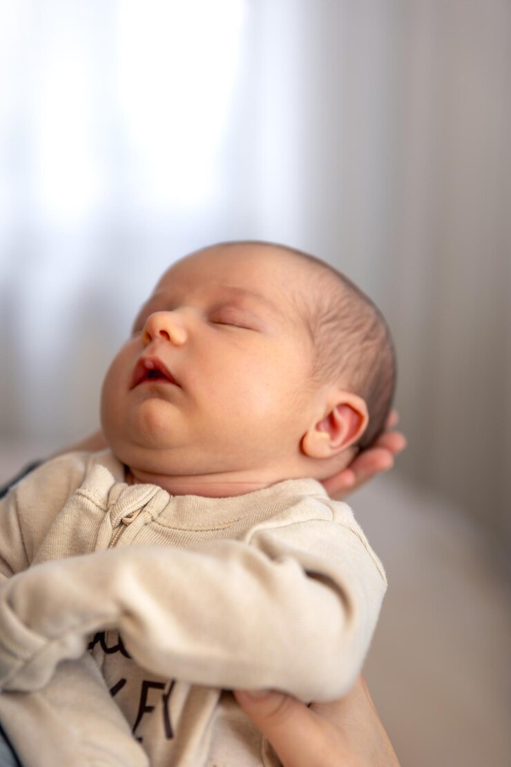 Foto grátis bebê recém-nascido nos braços bebê recém-nascido bebê em close-up