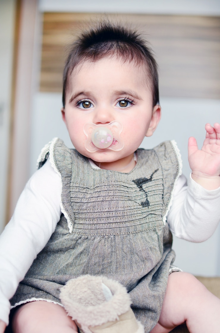Foto grátis bebê relaxado com uma chupeta