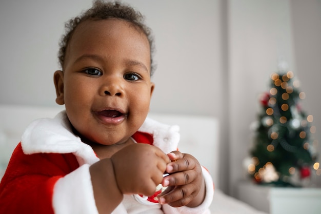 Foto grátis bebê sorridente de vista frontal dentro de casa