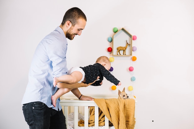 Bebê tentando cachorrinho