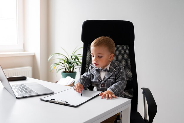 Foto grátis bebê vestido como empresário