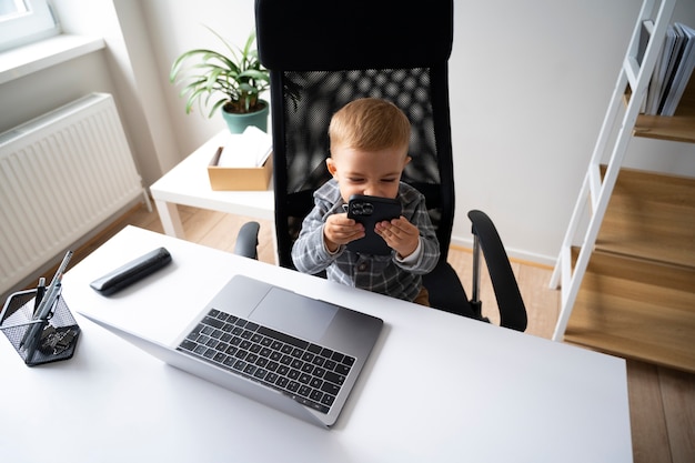 Foto grátis bebê vestido como empresário