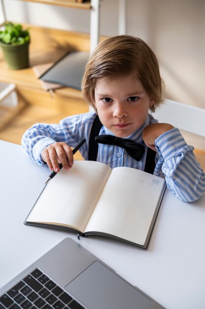 Foto grátis bebê vestido como empresário