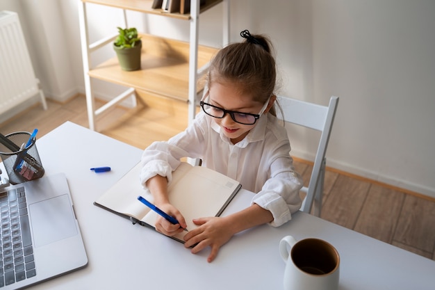 Foto grátis bebê vestido como empresário