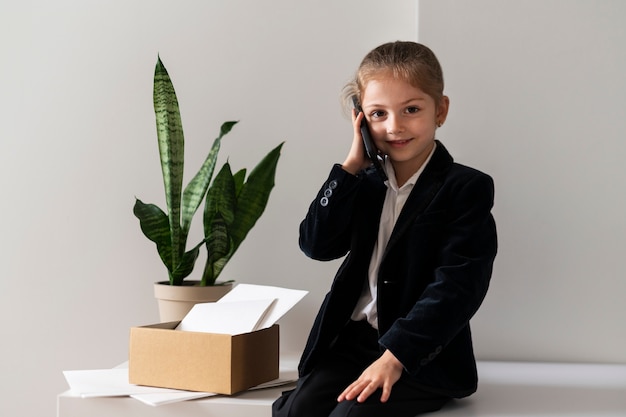 Foto grátis bebê vestido como empresário