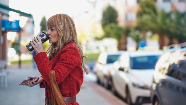 Foto grátis beber mulher com smartphone