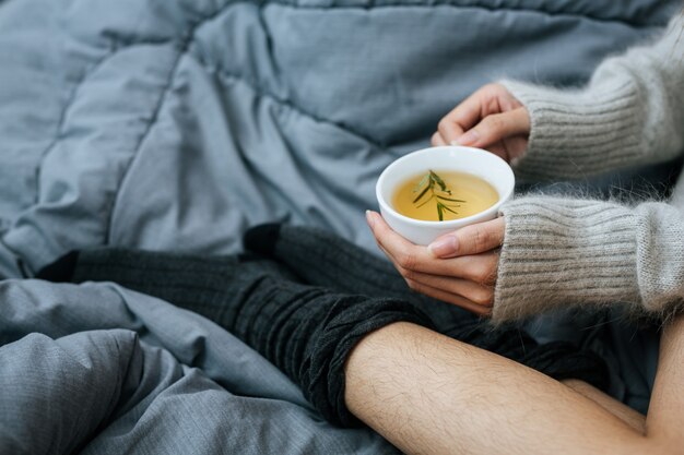 Foto grátis bebericando chá de ervas em um dia frio