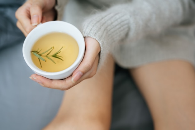 Foto grátis bebericando chá de ervas em um dia frio