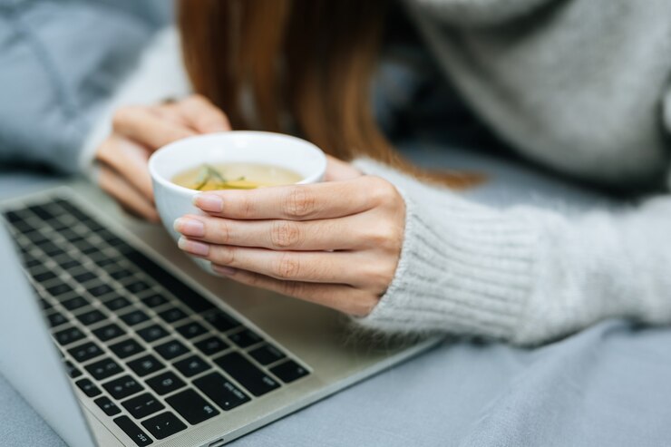 Foto grátis bebericando chá de ervas em um dia frio