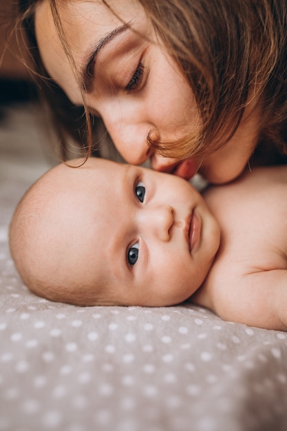 Bebezinho recém-nascido fofo com a mãe