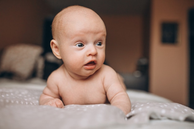 Foto grátis bebezinho recém-nascido fofo