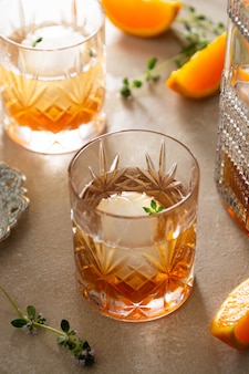 Bebida alcoólica de uísque, conhaque ou bourbon em taças de cristal