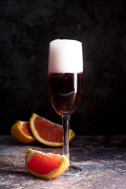 Bebida alcoólica forte com toranja