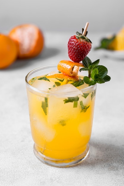Foto grátis bebida alcoólica refrescante com morango