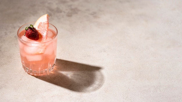 Foto grátis bebida alcoólica refrescante pronta para ser servida